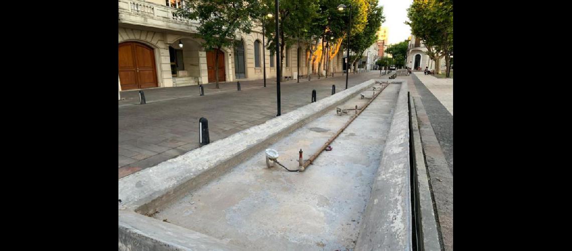  Las fuentes instaladas frente al Palacio cuyos motores no funcionan mantienen el agua estancada Recientemente retiraron el agua (LA OPINION) 