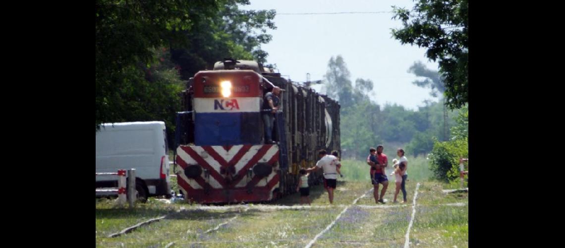 El tren con destino al puerto de Rosario debió disminuir hasta detener su marcha (GENTILEZA MIGUEL ANGEL GARCIA)
