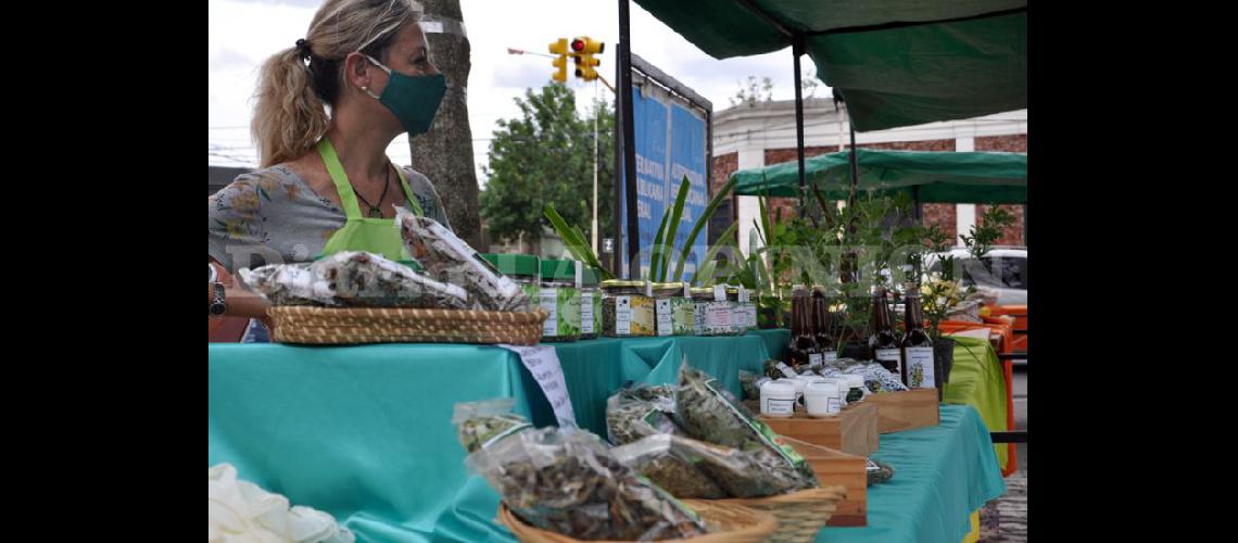  En la Feria se pueden encontrar productos frescos de huerteros pergaminenses (LA OPINION)