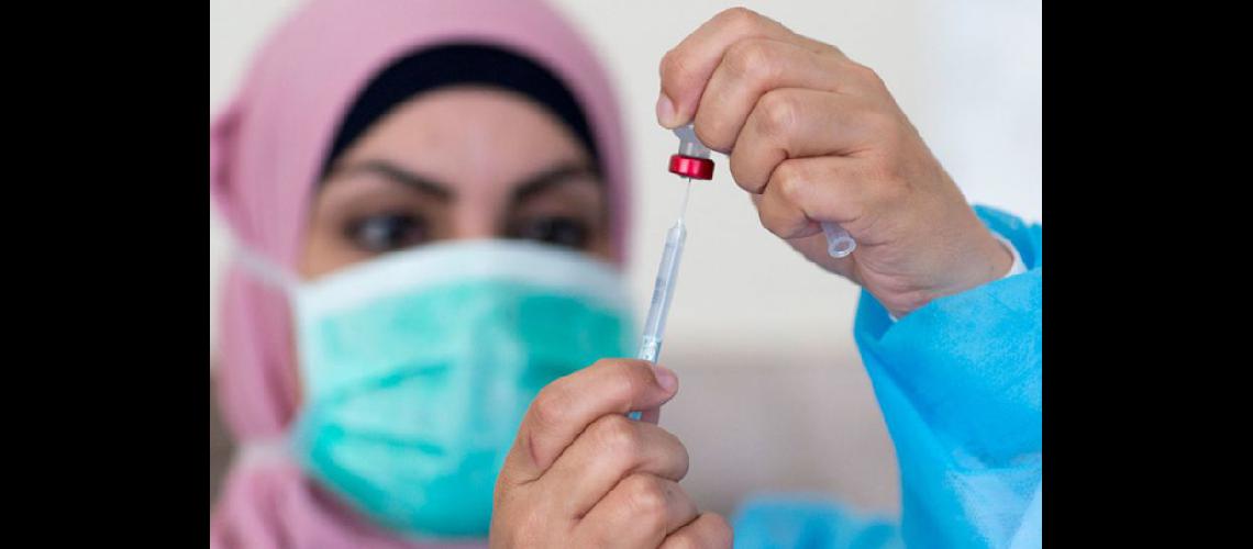  Enfermera preparando una vacuna en Ramallh Palestina Unicef tiene amplia experiencia en el manejo de cadenas de frío indispensables para acabar con la pandemia (NOTICIASONU) 