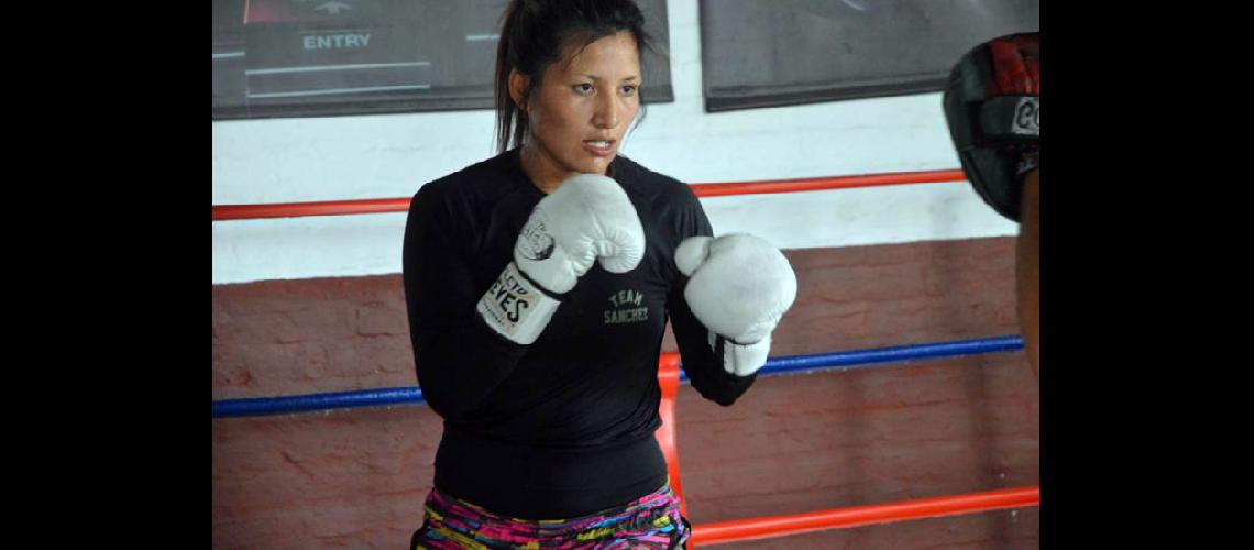  Anahí Snchez en pleno entrenamiento en el gimnasio de boxeo de Tucumn y Avellaneda (LA OPINION)