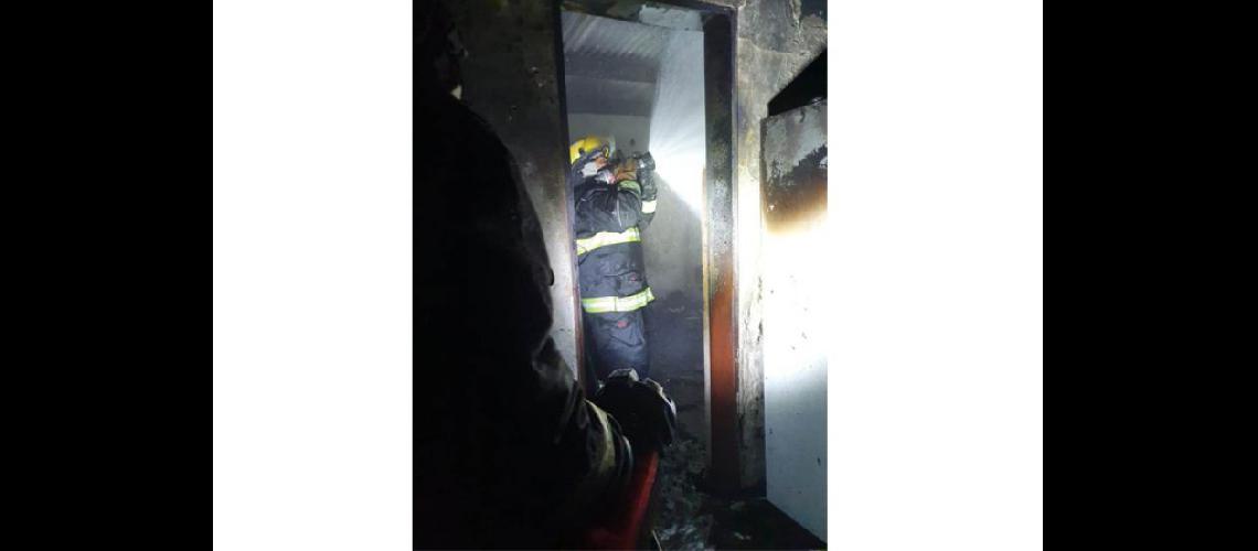  La vivienda de calle Bahía Blanca fue víctima de las llamas (BOMBEROS VOLUNTARIOS)