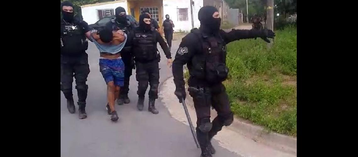  Momento en el que el menor de 17 años conocido como Pitu es detenido por efectivos policiales  (CAPTURA DE VIDEO)