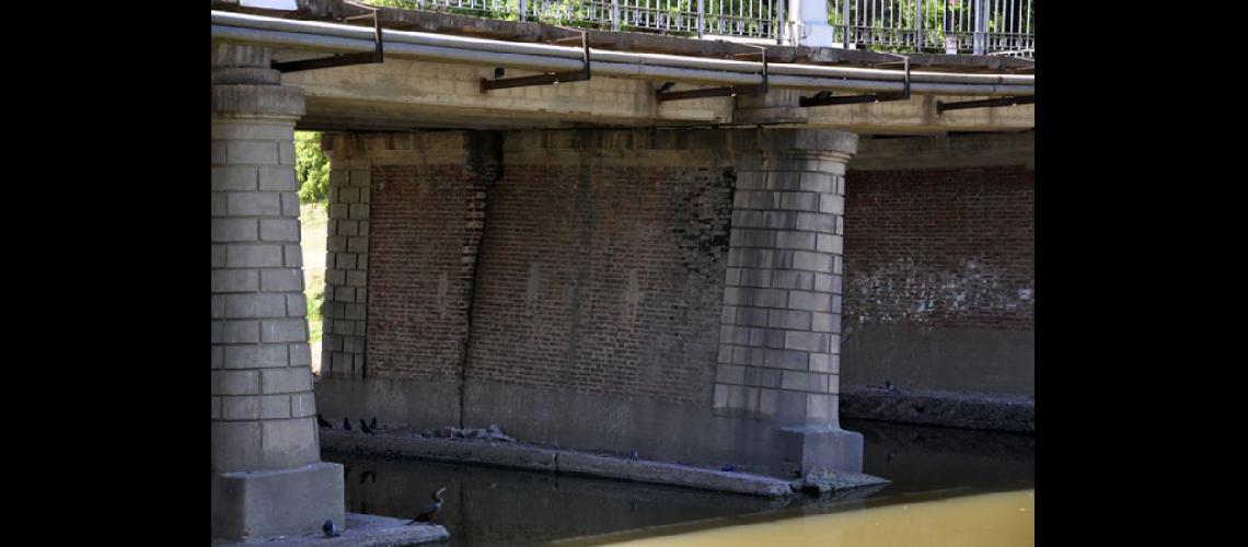  El puente Colón-Illia sufrió una fisura en una de sus columnas centrales (ARCHIVO LA OPINION)