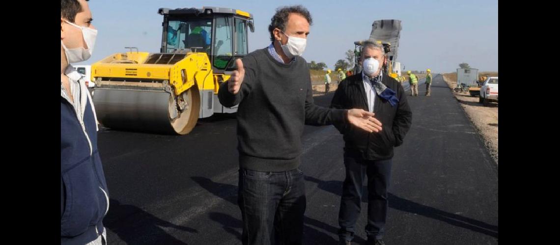  Gabriel Katopodis periódicamente viene recorriendo las obras que se llevan a cabo en esta nueva autopista (LA OPINION) 