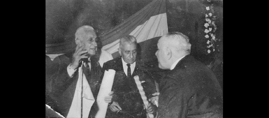  El 23 de octubre de 1965 se le hizo entrega a Arturo Illia de un Pergamino con la firma de los frentistas de los boulevares Paraguay y Drago en el almuerzo que se realizó al conmemorarse los 70 años de la declaración de ciudad (ARCHIVO LA OPINION)