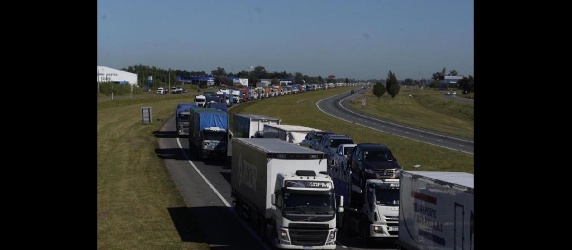  Transportistas mantienen cortada parcialmente la autopista Buenos Aires-Rosario y el acceso al Túnel Subfluvial (TELAM)