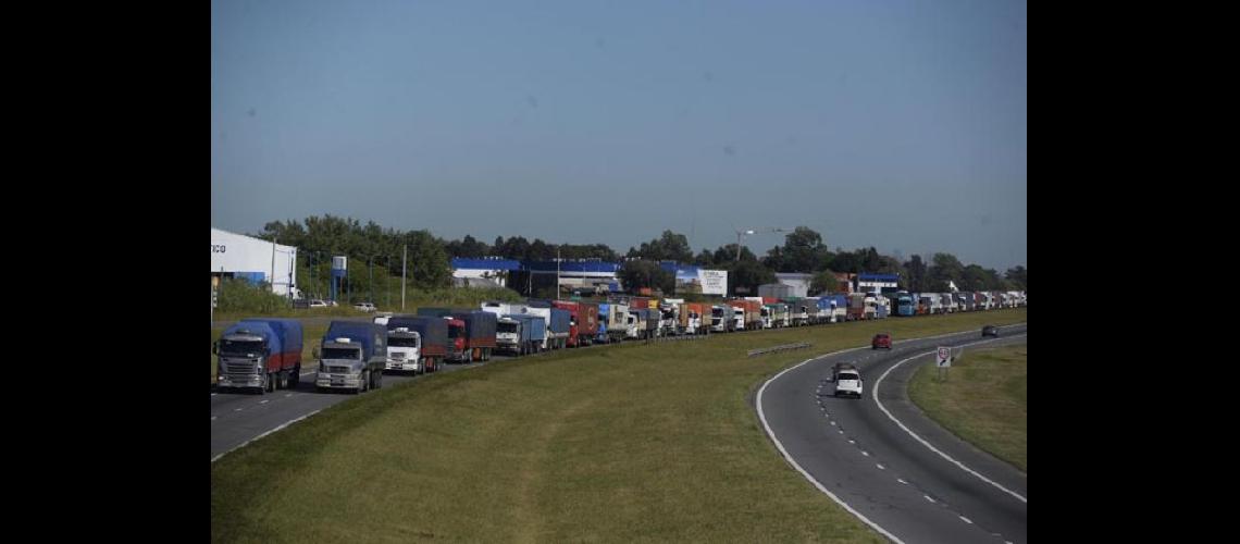  Los propietarios de camiones independientes agrupados en Transportistas Unidos de Argentina decidieron lanzar un paro por tiempo indeterminado (NA)