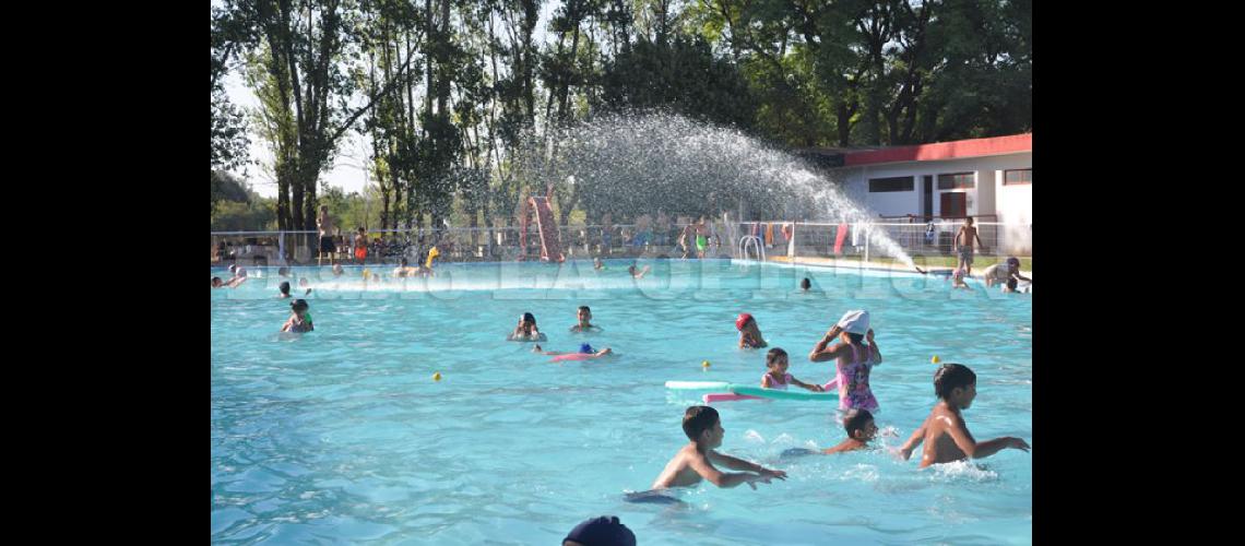  El natatorio de Douglas comenzó a funcionar en los primeros días de este mes y es positivo el flujo de gente (LA OPINION)