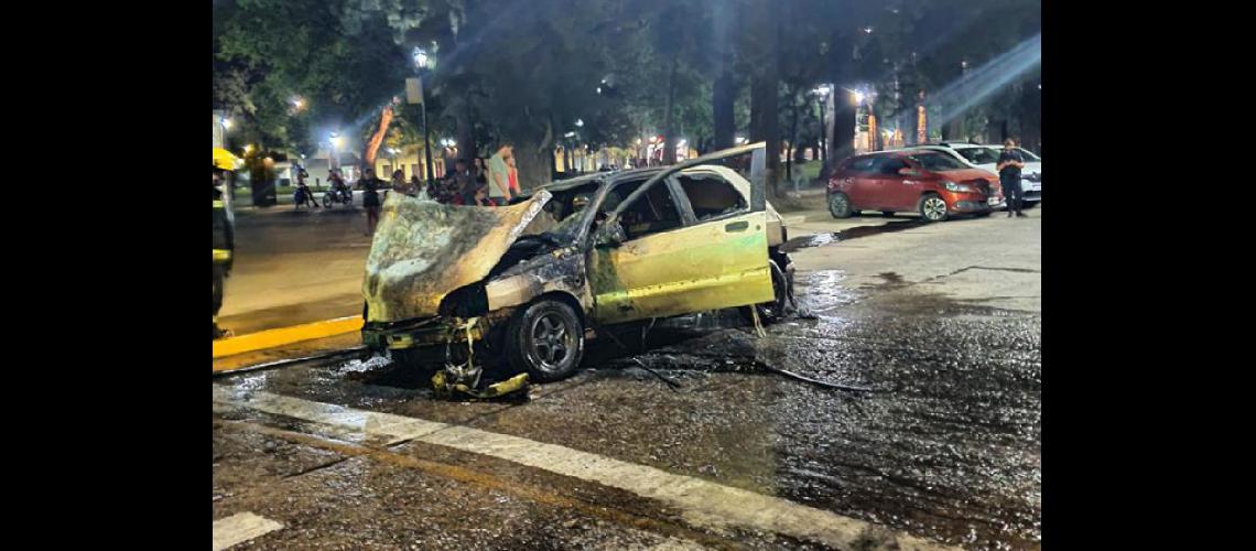 El Renault Clio sufrió destrucción total (BOMBEROS VOLUNTARIOS)