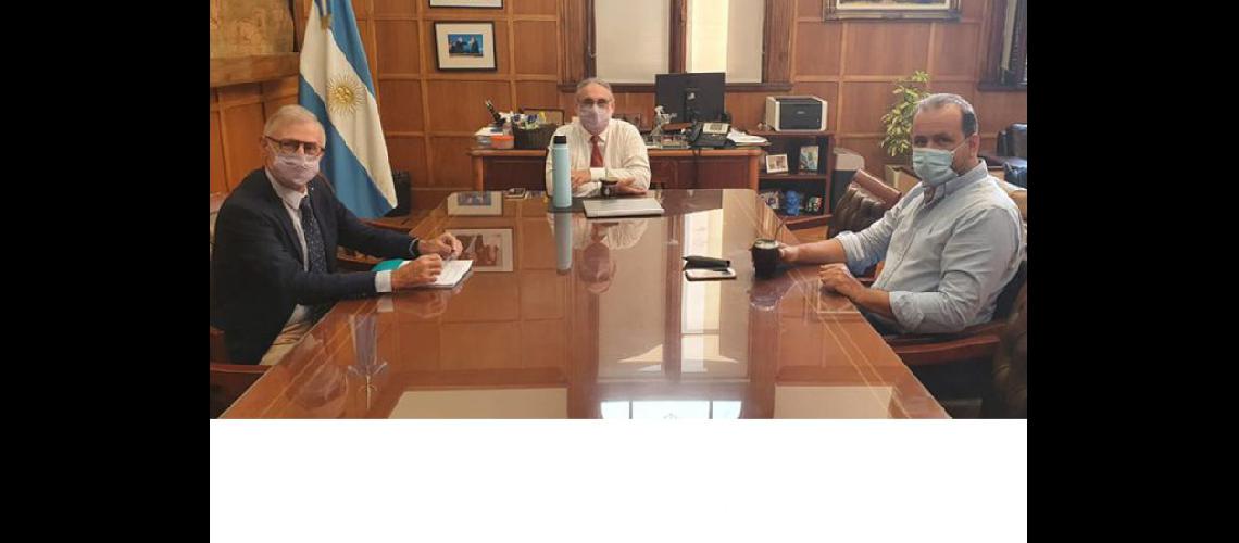  Luis Basterra junto al flamante Secretario de Agricultura Jorge Solmi y el saliente Julin Echazarreta (MINISTERIO DE AGRICULTURA)