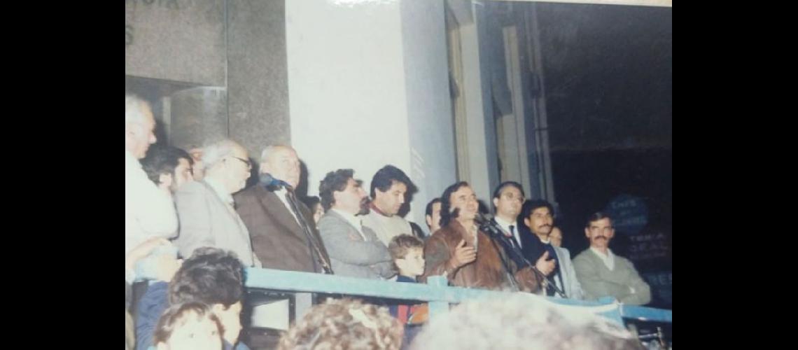  Carlos Saúl Menem en el palco de San Nicols y Pueyrredón desde donde criticó a Sequeiro (ARCHIVO LA OPINION)
