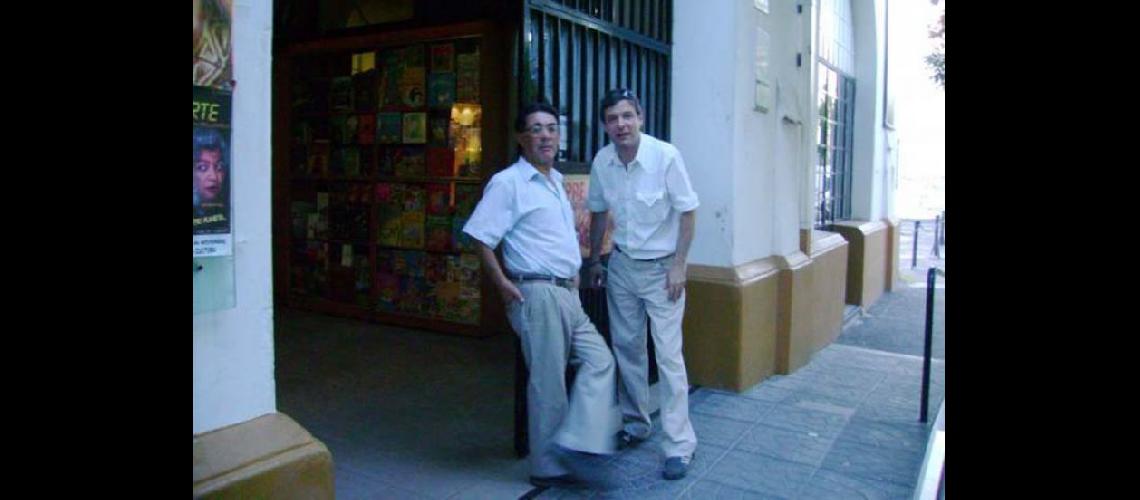  Rubén Albarracín y Carlos Barbarito en la puerta de la Fundación Casa de la Cultura de Pergamino (CARLOS BARBARITO)