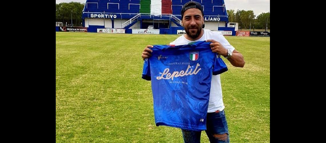  Pablo Mazza con la camiseta de Italiano tras firmar su contrato (FACEBOOK- FUTBOL AZURRO)  
