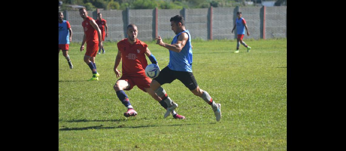  Douglas ganó en su tercer amistoso En un partido equilibrado le ganó 2 a 0 de local a Independiente de Chivilcoy (LA OPINION)