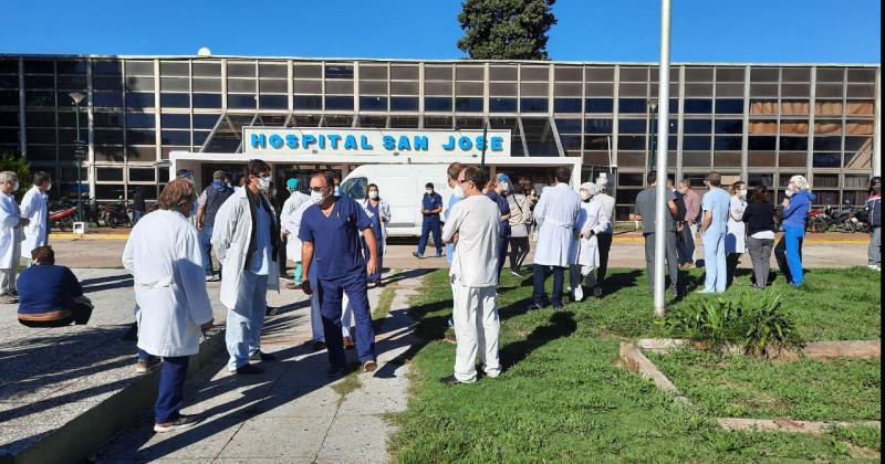 Jefes de servicio e integrantes de las distintas reas de trabajo del nosocomio se reunieron en la puerta del Hospital