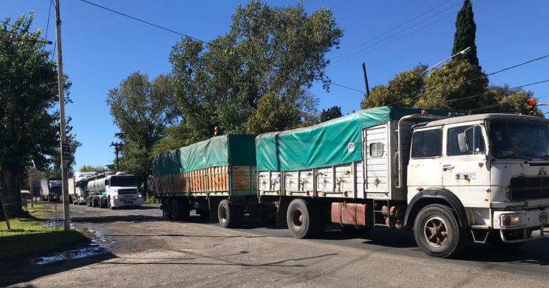 Durante todo el día el trnsito de camiones genera demoras en distintas zonas de la ciudad