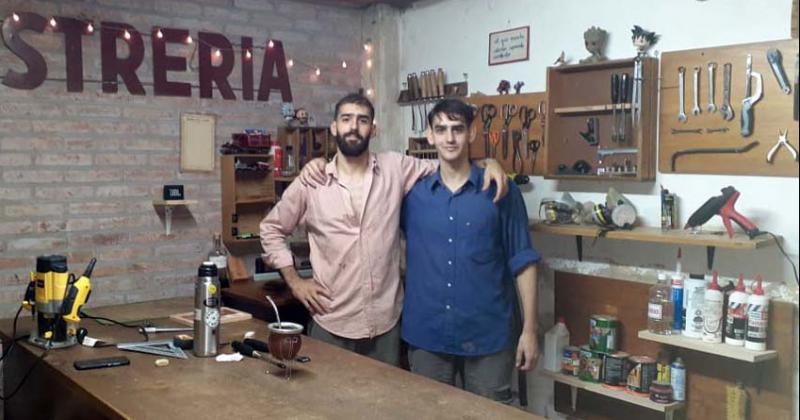 Franco y Matías Lanzillotta en su carpintería y también espacio que proponen para toda manifestación artística