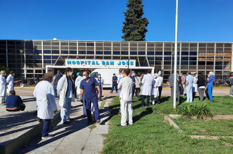 Jefes de servicio e integrantes de las distintas reas de trabajo del nosocomio se reunieron en la puerta del Hospital