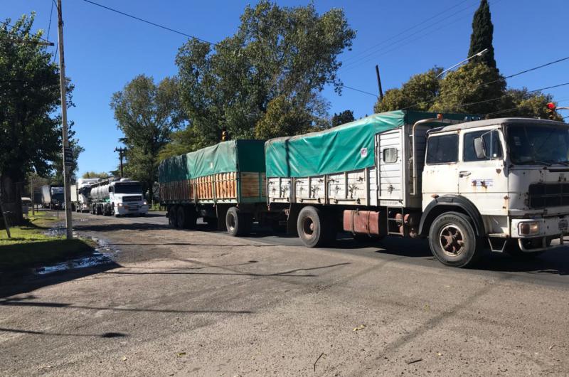 Durante todo el día el trnsito de camiones genera demoras en distintas zonas de la ciudad