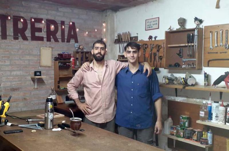 Franco y Matías Lanzillotta en su carpintería y también espacio que proponen para toda manifestación artística