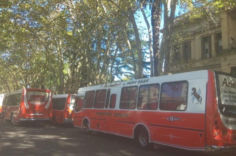 Transportistas escolares protestaron frente al Ministerio de Educación bonaerense