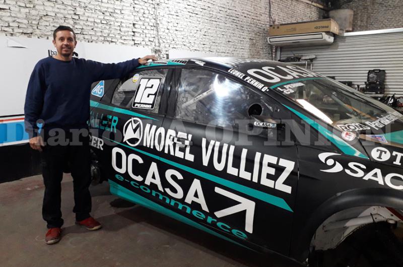 Mauro García junto al Ford Focus dos veces ganador este año en el taller de avenida Barrancas del Paran