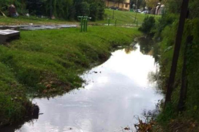 Inmediaciones de avenida Rocha y vías del Belgrano Cargas lleno de agua luego de la lluvia 