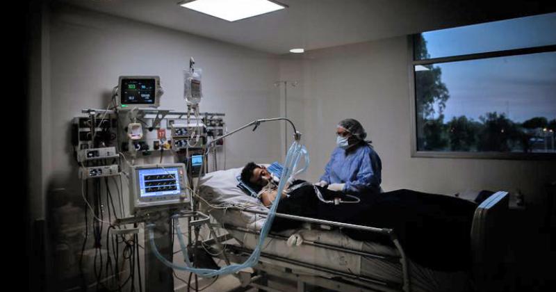 Un médico revisa pacientes con Covid en la UTI de un hospital bonaerense