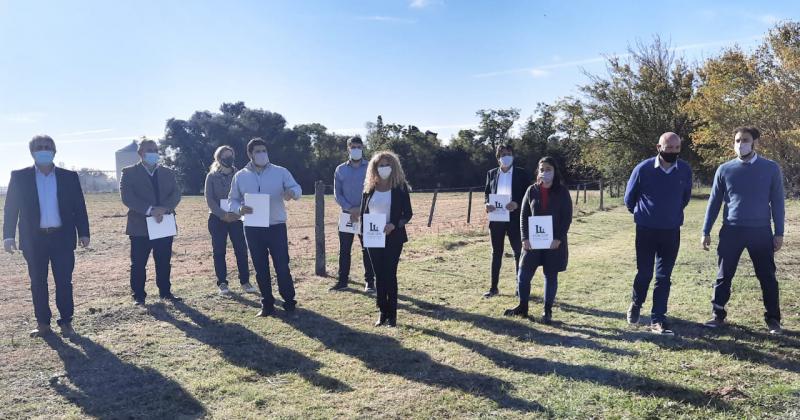 Las autoridades y funcionarios presentes en la recorrida que se realizó en el predio del futuro parque industrial