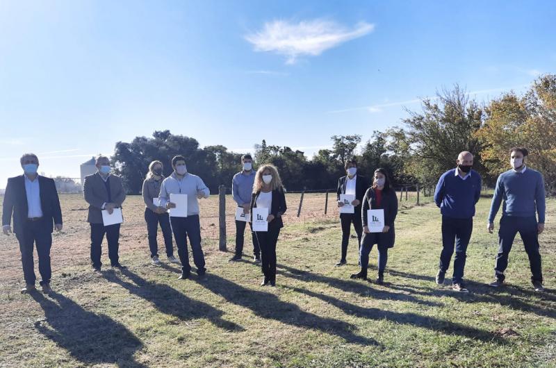 Las autoridades y funcionarios presentes en la recorrida que se realizó en el predio del futuro parque industrial