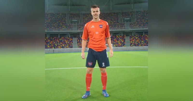 Agustín Pezzi en el estadio provincial de Santiago del Estero con la camiseta de Atlético Güemes