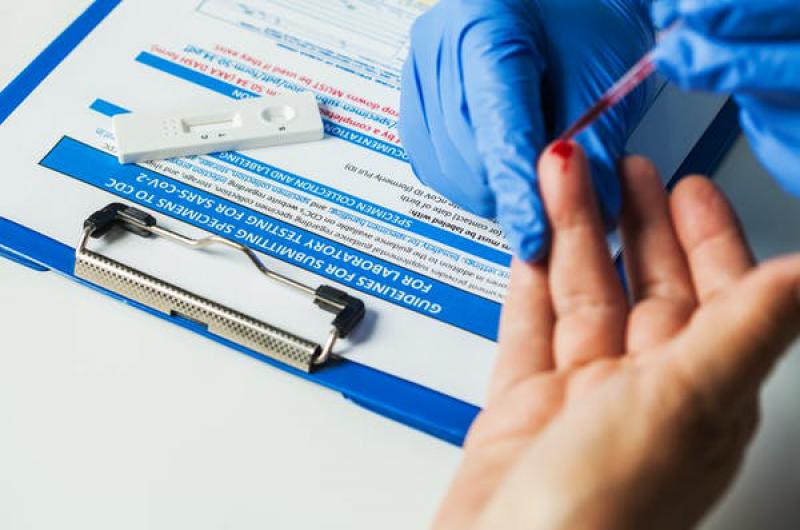 Extracción de muestra de sangre para test rpido de anticuerpos 