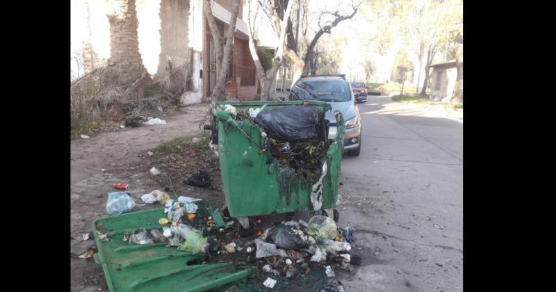 Encontraron incendiado otro contenedor de residuos domiciliarios en calle Azcuénaga al 1400