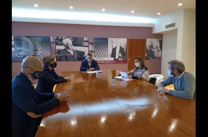 La firma del acuerdo se hizo en la sala del Consejo Superior Presidente Arturo Illia de la Unnoba