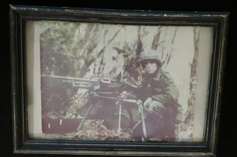 Aldo Patrone en una imagen que lo muestra siendo parte del conflicto bélico de Malvinas