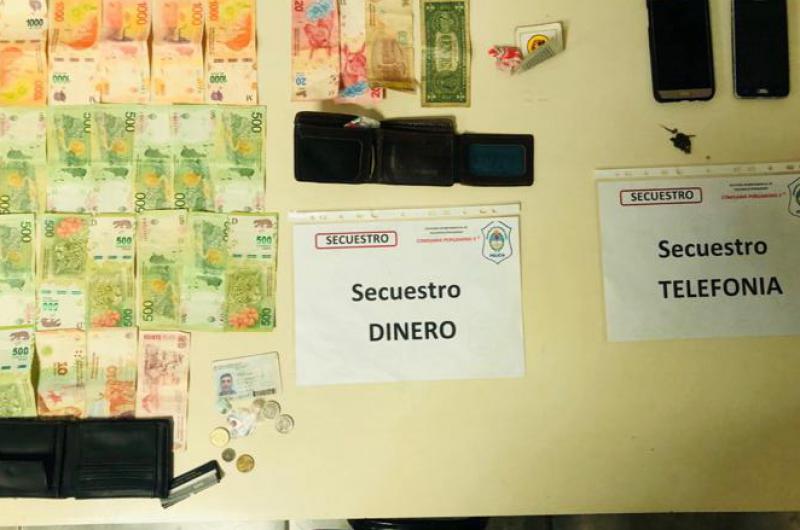 Parte del dinero y los elementos secuestrados por la Policía en uno de los allanamientos