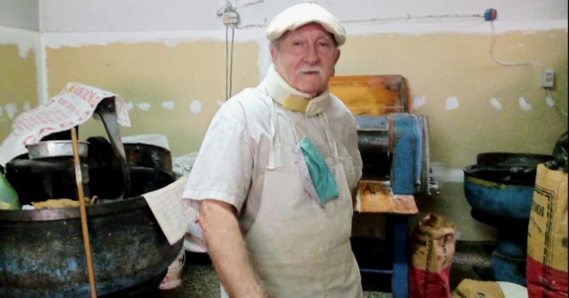 Daniel Moschini en la panadería donde ejerce su oficio desde hace cuarenta años