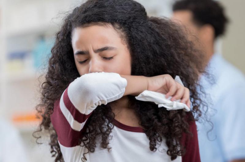 Como estornudar es una forma clave de propagación de virus recuerdan cubrirse con un pañuelo de papel o la parte interior de su codo