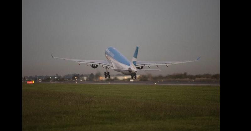 Un avión Airbus 330-200 de Aerolíneas Argentinas despegando desde Ezeiza