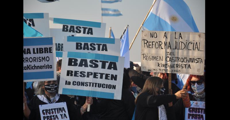 Masiva protesta multisectorial en San Nicolaacutes contra el Gobierno