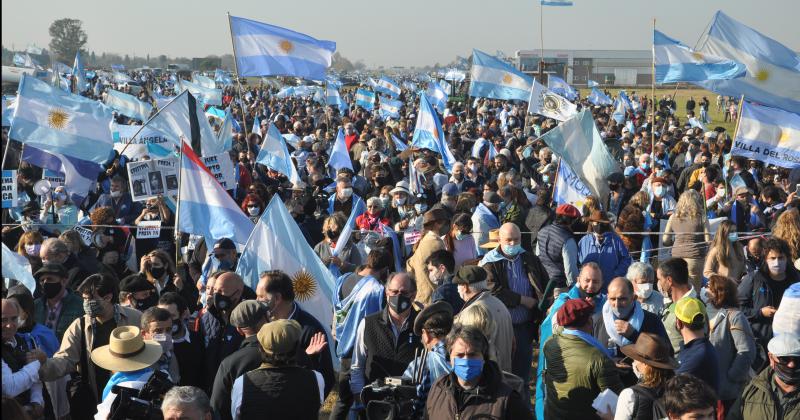 Según los organizadores asistieron entre 60 y 65 mil personas a la manifestación en San Nicols 
