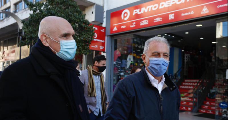 José Luis Espert junto a vecinos de Pergamino en La Peatonal este sbado durante una recorrida