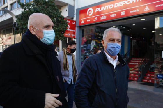 José Luis Espert junto a vecinos de Pergamino en La Peatonal este sbado durante una recorrida