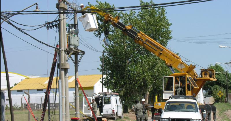 Los trabajadores de la energía cumplen otra de las actividades esenciales