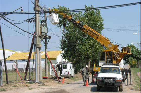 Los trabajadores de la energía cumplen otra de las actividades esenciales