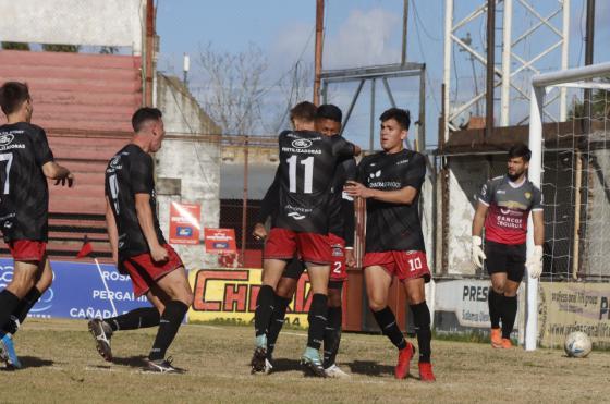 Los jugadores rojinegros festejan el gol del triunfo frente a Crucero del Norte