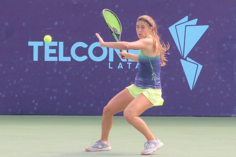 Julia Riera avanza en dos frentes- este martes ganó en singles y en dobles 