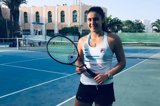 Julia Riera avanza en dos frentes- est en cuartos en singles y es semifinalista en dobles