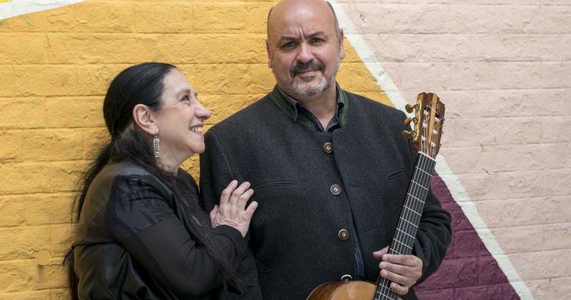 Arturo Zeballos junto a la cantora Mónica Younis